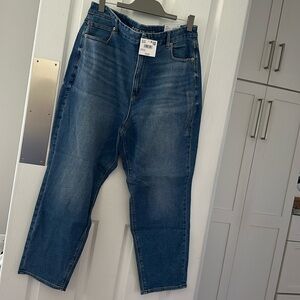 American Eagle Curvy Mom Jean NWT size 20. Stretch fit. Medium Vintage Wash